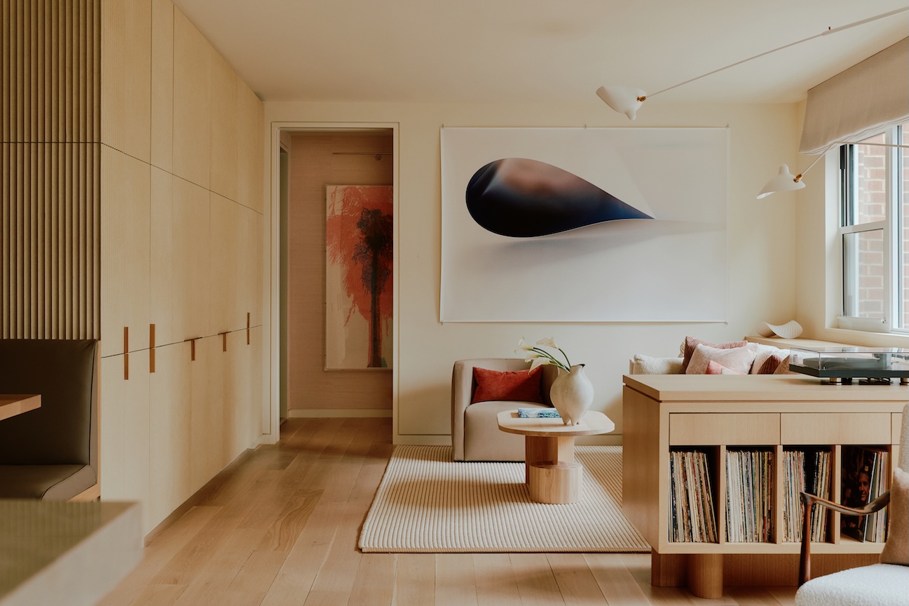 Warm-toned living room with light wood and cream details designed by Reddymade